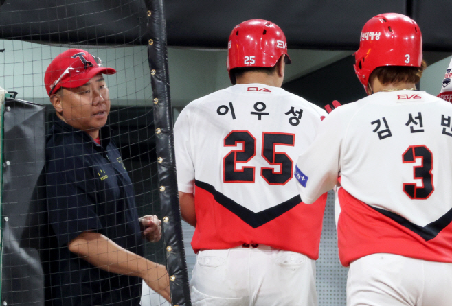 이우성 격려하는 이범호 감독<YONHAP NO-6610>