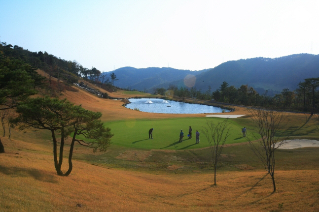 회원들이 가야CC에서 라운딩을 하고 있다. 한국골프장경영협회