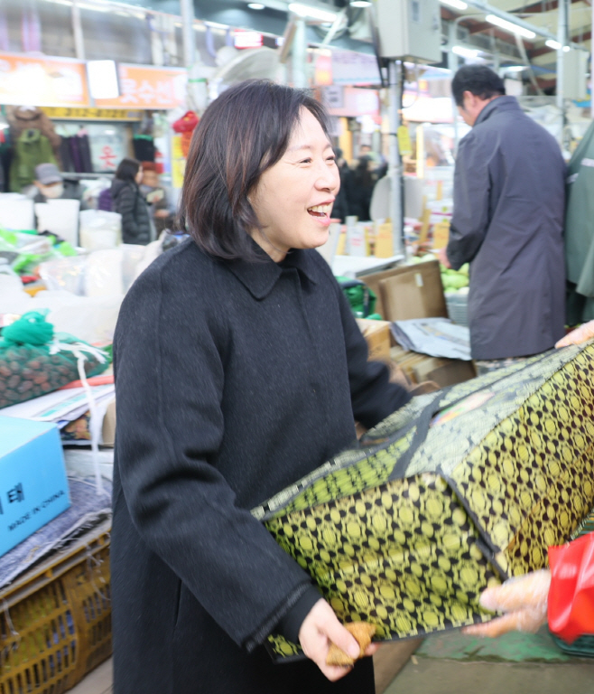 (사진2) 신영숙 여성가족부 차관이 22일(수) 오후 서울 서대문구 영천시장을 방문해 조손가정에 전달할 설 명절 격려물품을 구입하고 있다.