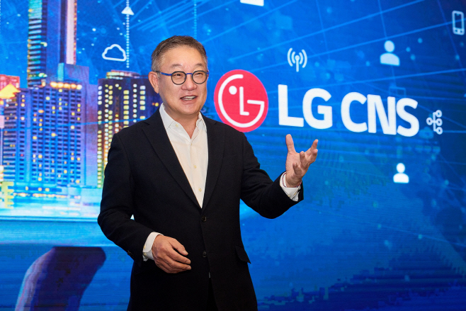 [LG CNS 사진1] LG CNS CEO 현신균 사장이 9일 서울 여의도 콘래드호텔에서 열린 기업공개(IPO) 기자간담회에서 발표를 하고 있는 모습.