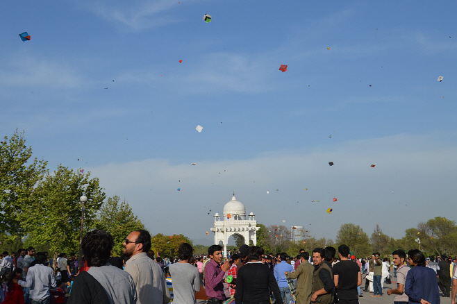 1200px-Basant-01