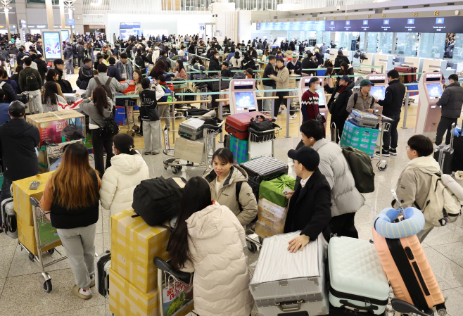 설 명절 앞두고 붐비는 인천공항<YONHAP NO-4778>