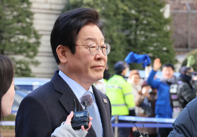 법정 향하는 이재명 대표<YONHAP NO-5853>