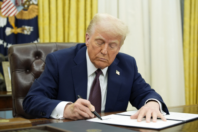 TRUMP ORDERS <YONHAP NO-1549> (UPI)