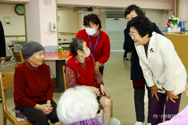 김경희 이천시장은 을사년 설 맞아 다사랑 양로원 요양원 방문