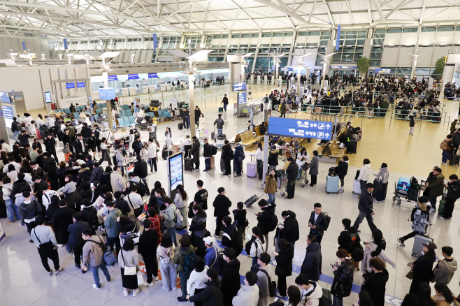 인천공항 출국 인파<YONHAP NO-3290>