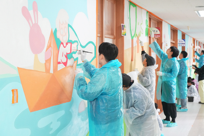 [사진자료1] 한국앤컴퍼니그룹 벽화 그리기 임직원 봉사활동(24년 11월 9일)