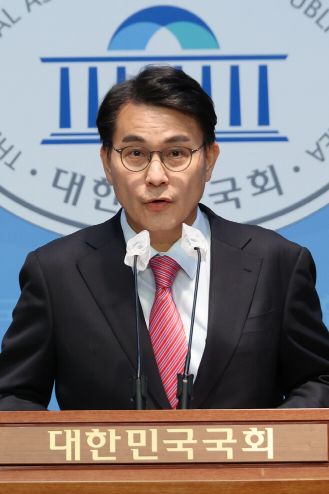 방미 결과 설명하는 윤상현 의원<YONHAP NO-4592>