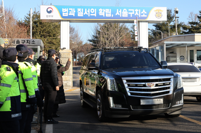 서울구치소에서 나오는 경호 차량<YONHAP NO-2392>