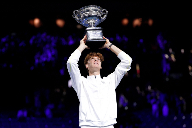 TOPSHOT-TENNIS-AUS-OPEN-PODIUM <YONHAP NO-4863> (AFP)