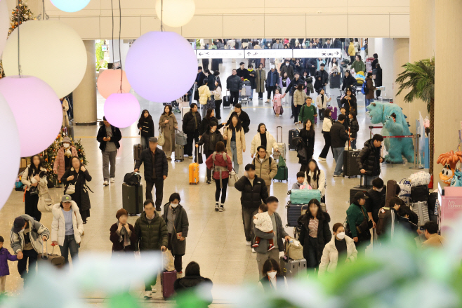 북적이는 제주공항<YONHAP NO-3904>