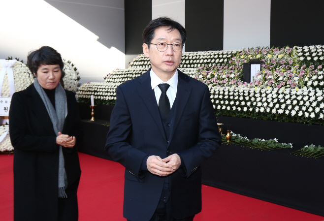 합동분향소를 찾은 김경수 전 경남도지사<YONHAP NO-1724>