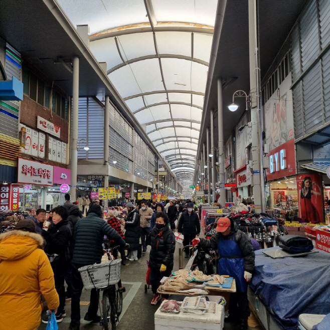 연휴 기간 인파로 활기를 띠는 포항 죽도시장.