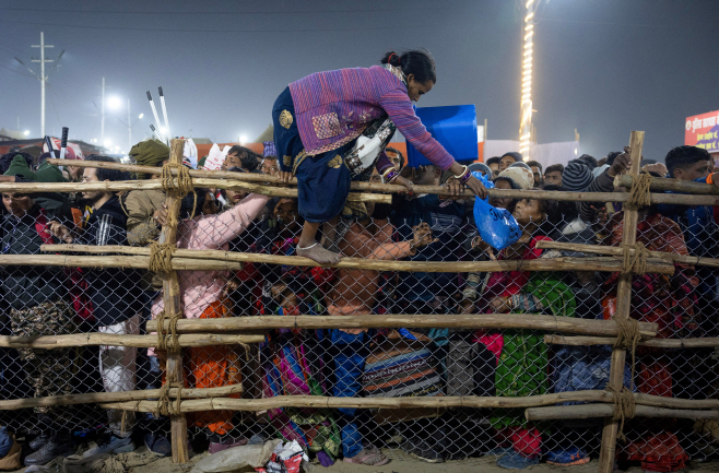 INDIA-RELIGION/KUMBH-STAMPEDE <YONHAP NO-3084> (REUTERS)