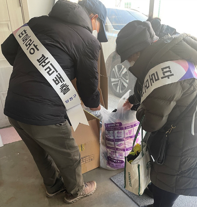 사진2) 양천구 지역공동체 일자리 통한 폐비닐 분리배출 안내 모습