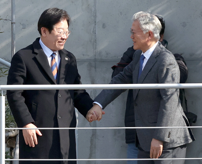 문재인 전 대통령·이재명 대표 '밝은 표정'<YONHAP NO-5447>