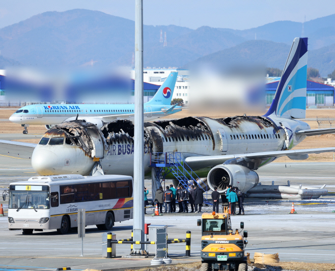 불에 탄 김해공항 에어부산 여객기<YONHAP NO-2599>