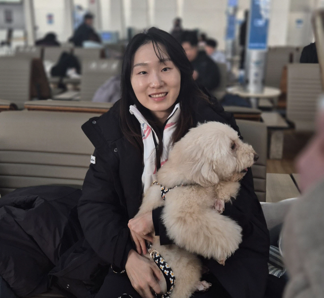 최민정, 출국 전 반려견 '옹심이'와 함께