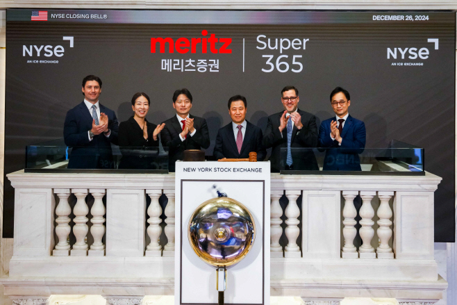 지난 12월 26일(현지시각) 장원재 메리츠증권 대표가 뉴욕증권거래소에 방문해 클로징벨을 타종하고 있다. (사진=메리츠증권 제공)