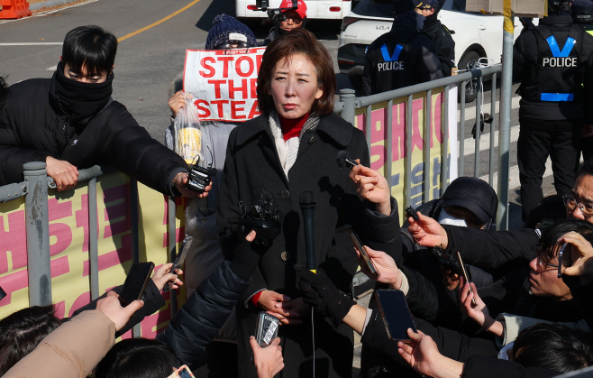 취재진 질문에 답하는 나경원 의원<YONHAP NO-5262>