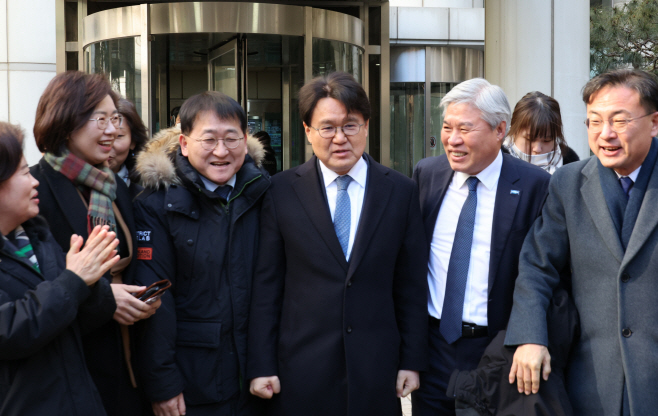 축하 받는 황운하 원내대표<YONHAP NO-3647>