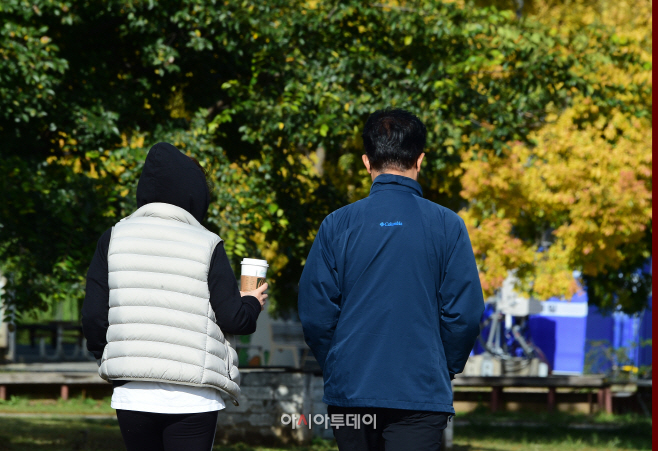 [포토] 서울 최저기온 9도...따뜻한 커피가 생각나는 날씨