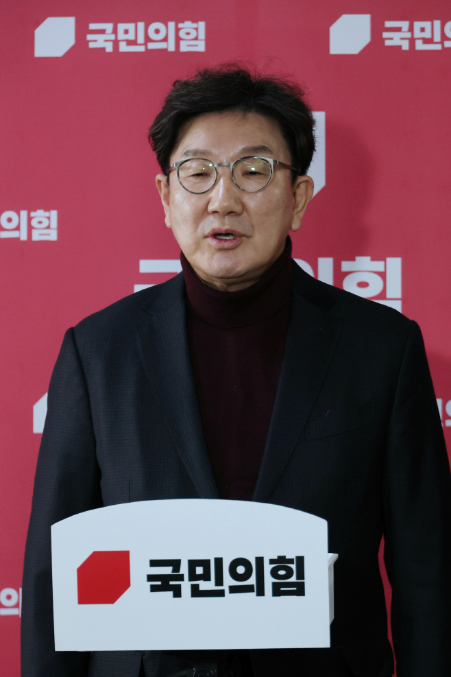 브리핑 하는 권성동 원내대표<YONHAP NO-3037>