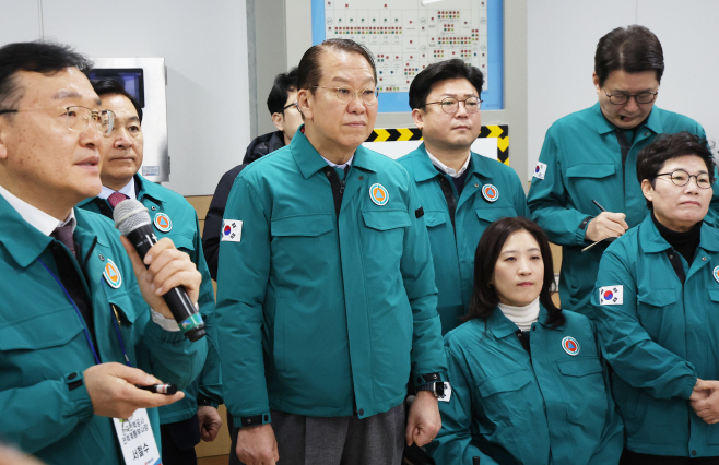 현황 설명 듣는 권영세 비상대책위원장<YONHAP NO-2863>