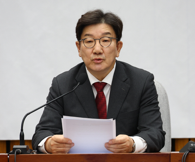 원내대책회의 발언하는 권성동 원내대표<YONHAP NO-2177>