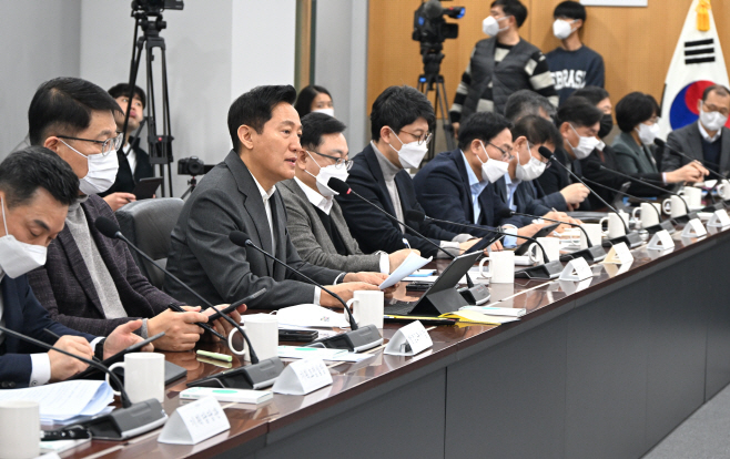 사진1. 오세훈 서울시장이 7일(금) 오전 열린 'AI와의 동행'을 위한 정례간부회의에서 모두발언 하고 있다.