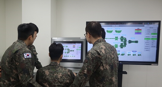 사진1_해군 교육생들이 국방기술진흥연구소 및 한화시스템으로부터 증여 받은 함정 추진체계 상태기반진단체계(CBMS)를 시험 운용하고 있다