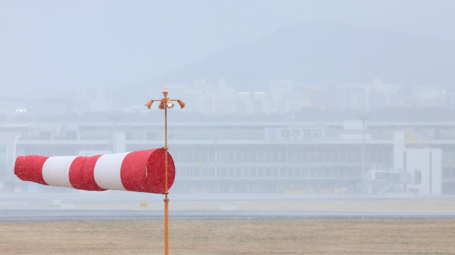 강풍·폭설에 제주공항 결항 속출<YONHAP NO-3189>