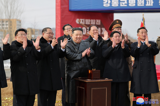 김정은,강동군병원과 종합봉사소건설 착공식 참석