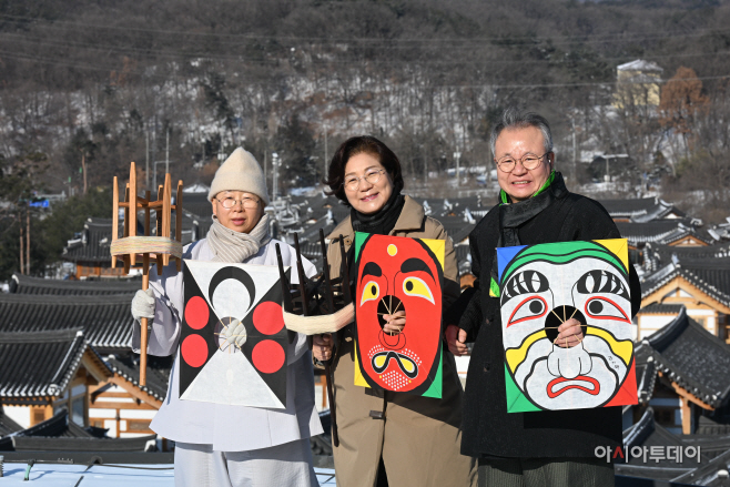 [포토] 김미경 은평구청장-진관사 법해스님, '은평한옥마을서 리기태 방패연 명장과 함께'