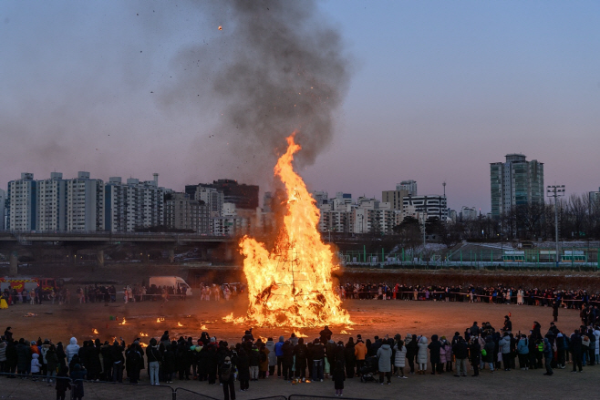 사진1) 양천구, 달집을 태우며 건강과 행복을 기원하는 구민들