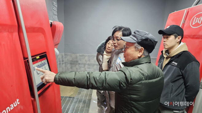 아산시 로봇 착유기 도입