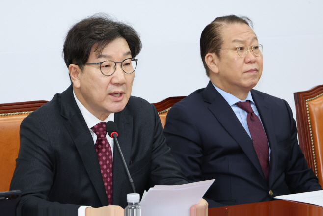 발언하는 권성동 원내대표<YONHAP NO-2545>