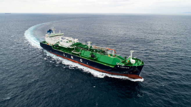 사진. HD현대미포가 건조해 인도한 18,000㎥급 LNG 벙커링선의 시운전 모습