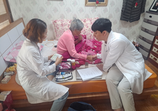 2024년 1월 21일 고흥군이 노인 전담 주치의제 실시를 통해 의료사각지대에 있는 어르신을 진료하고 있다.  사진 연합