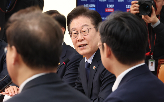 이재명 대표, 김정욱 신임 변협 회장 당선인 접견<YONHAP NO-4738>