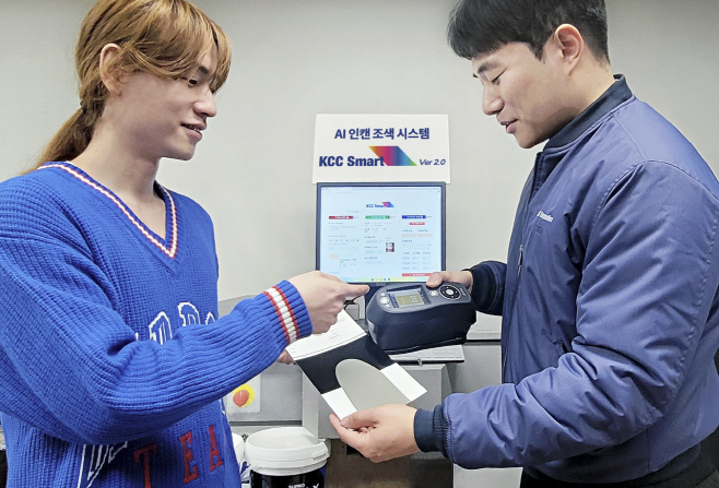 [사진3]KCC 대리점 강남플라자에서 KCC SMART 2.0 측색기 활용해서 측색을 하고 있는 모습 (1)