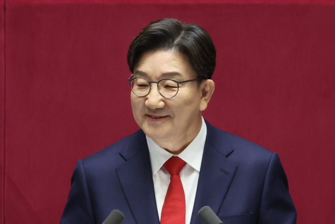 야당 고성에 웃음으로 대응하는 권성동 원내대표<YONHAP NO-2066>