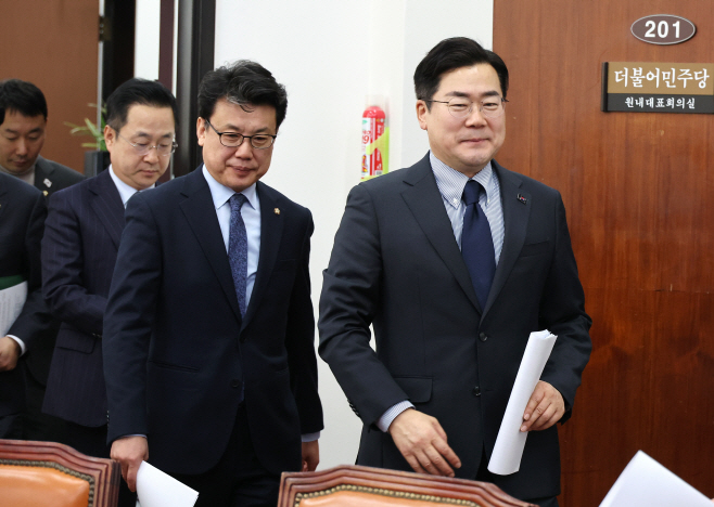 원내대책회의 입장하는 박찬대 원내대표<YONHAP NO-1754>