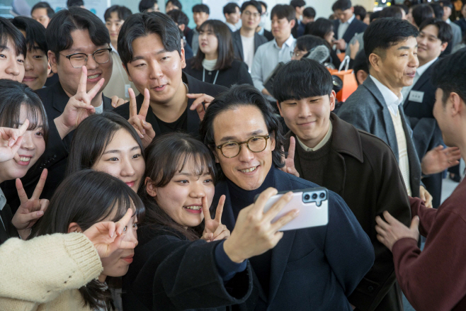 [사진자료2] 조현범 한국앤컴퍼니그룹 회장이 신입사원 환영행사에서 직원들과 사진 촬영을 하고 있다