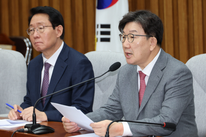 발언하는 권성동 원내대표<YONHAP NO-3064>