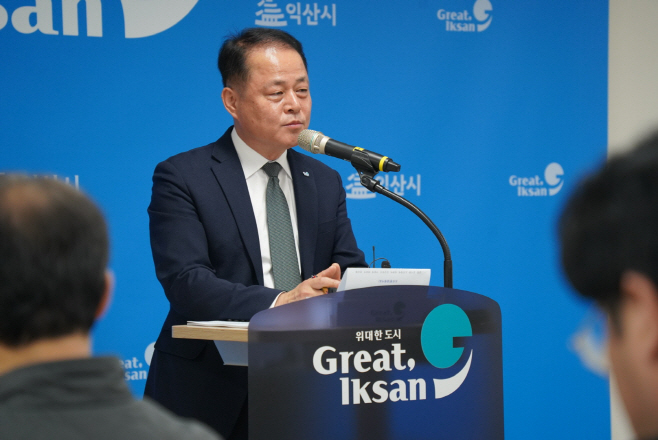 0_배석희 경제관광국장 브리핑 모습 1vvv