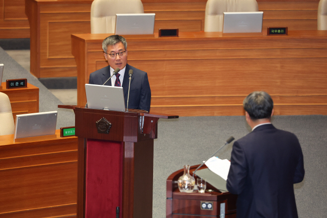 질의에 답변하는 김석우 법무부 장관 직무대행<YONHAP NO-4825>