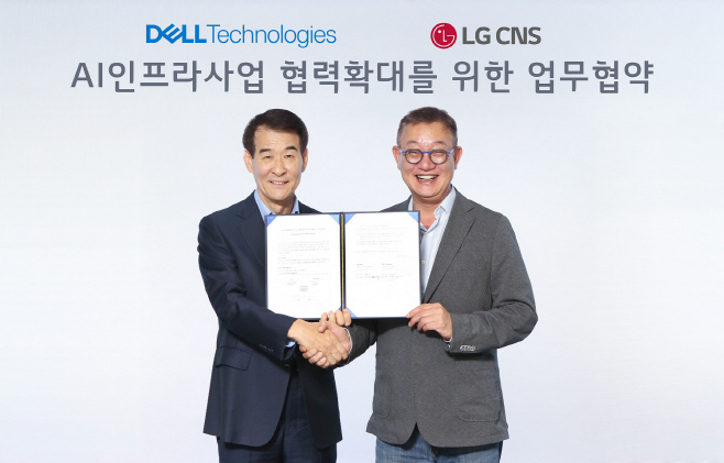 [사진] LG CNS 현신균 대표(오른쪽)와 한국 델 테크놀로지스 김경진 총괄사장이 업무협약식에서 기념촬영 하는 모습