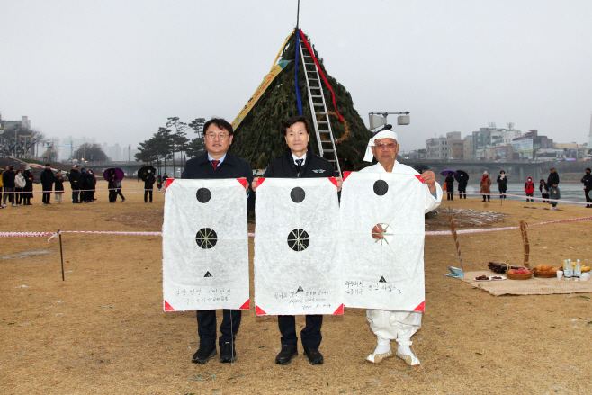 20250213-안병구 밀양시장, 정월대보름 행사장 찾아 시민들과 한 해의 안녕 기원(4)