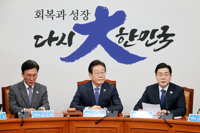 최고위원회의 발언하는 박찬대 원내대표<YONHAP NO-3274>